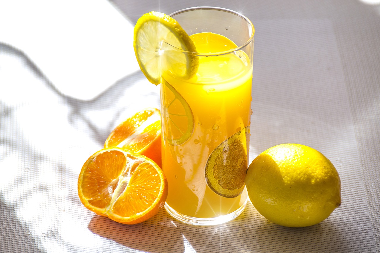 Die Wirksamkeit von Vitamin C als Nahrungsergänzungsmittel für die Haut im Winter fruit-juice-1332072_1280